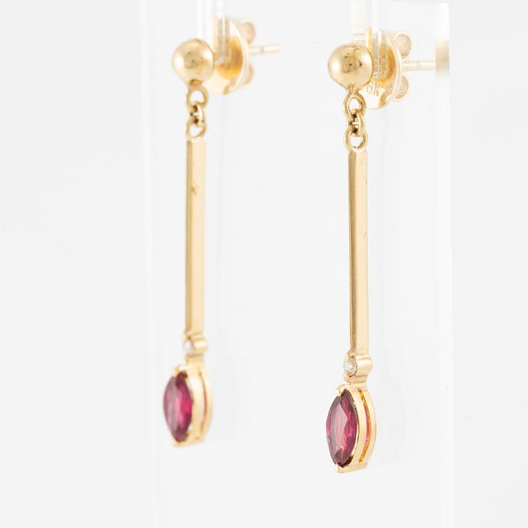 Earrings, 18K gold, set with brilliant-cut diamonds, navette-shaped red stone.