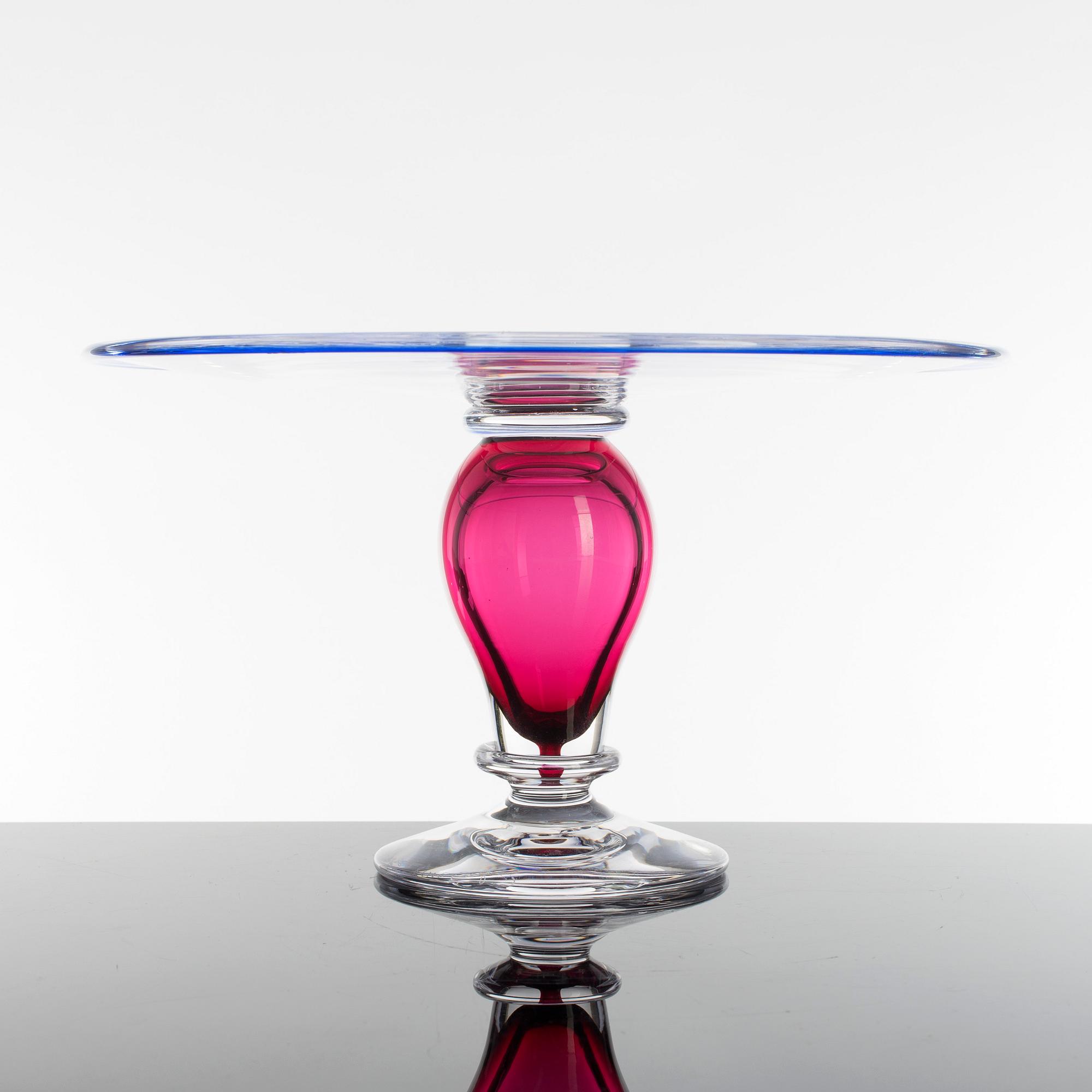 ANNA ÖRNBERG, skulptur, 2 delar, glas, Studioglas Strömbergshyttan, sign Anna Örnberg o märkta UNIK. Tårta daterad 2005.