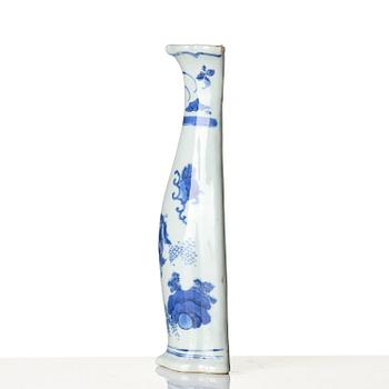 A blue and white pear shaped wall vase, Transition, 17th century.