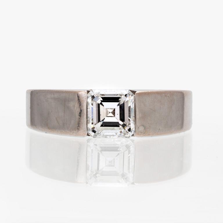 Cartier, ring 18K whitegold approx 0,60 ct approx F-G VS, original case, box and certificate, serial number BAA 730.