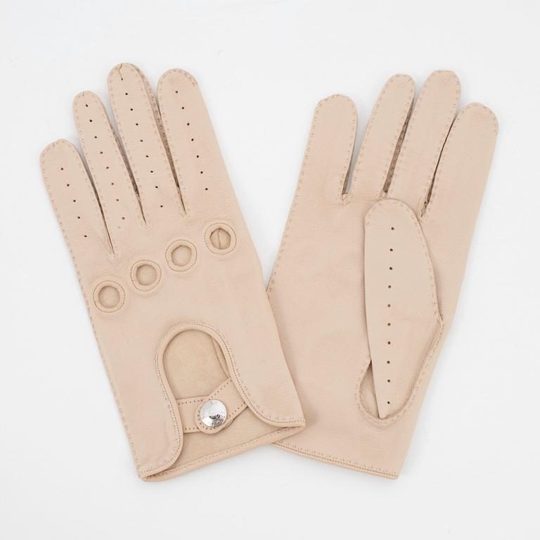 HERMÈS, a pair of beige lambskin leather gloves.