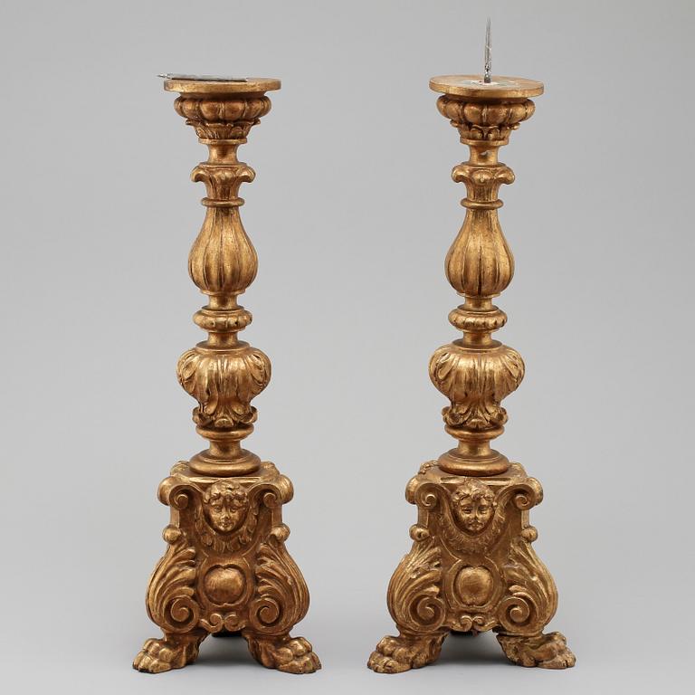 ALTARLJUSSTAKAR, ett par, barockstil, 1900-talets andra hälft.