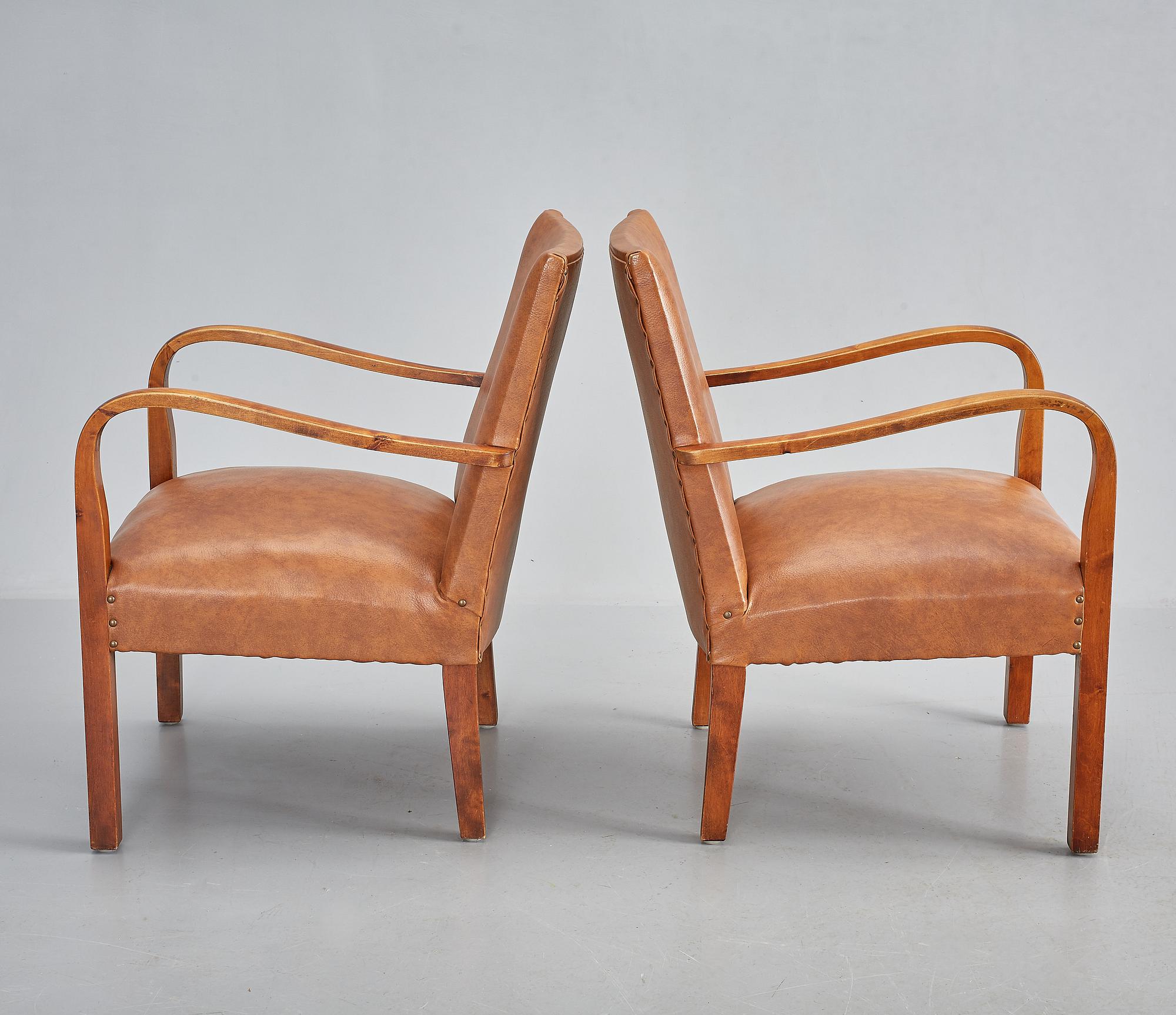 KARMSTOLAR, ett par, 1900-talets första hälft.