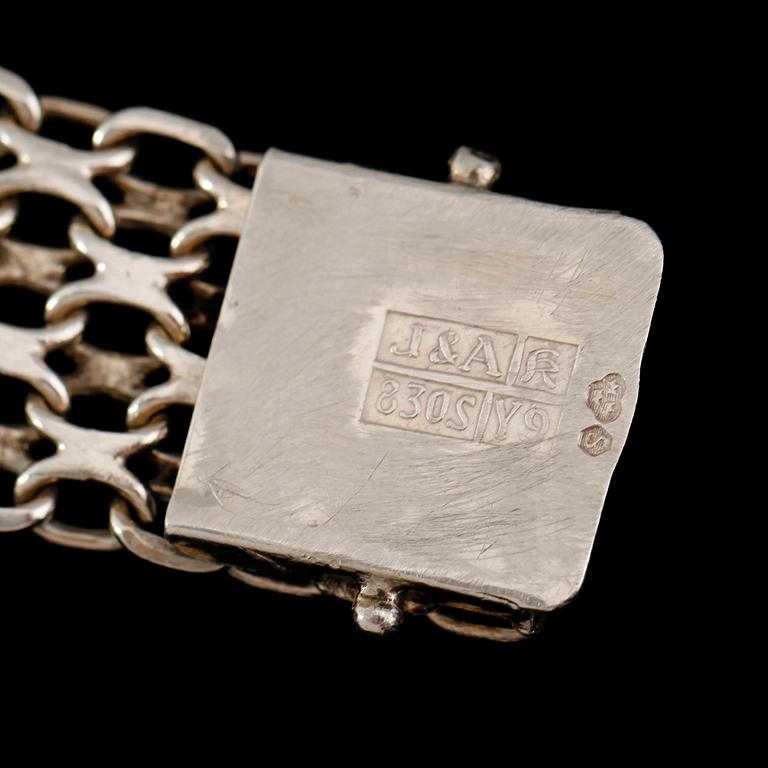 ARMBAND, silver, J&A, 1973. Vikt ca 34 gram.