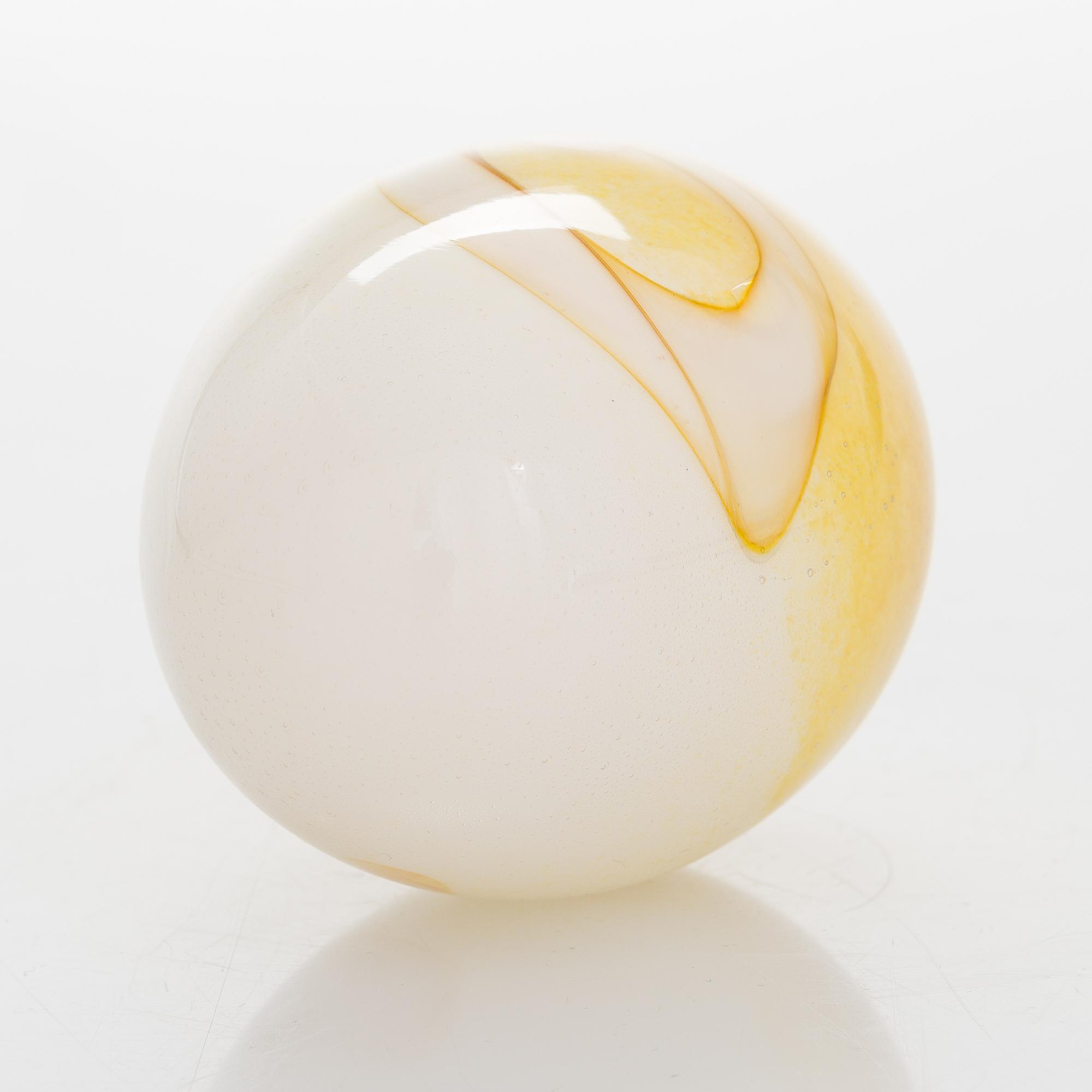OIVA TOIKKA, A decorative glass egg, signed O. Toikka, Nuutajärvi 68/750.