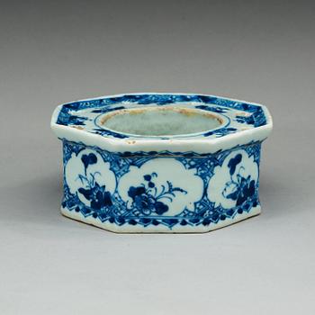 A blue and white ink/pen stand, Qing dynasty, Qianlong (1736-95).