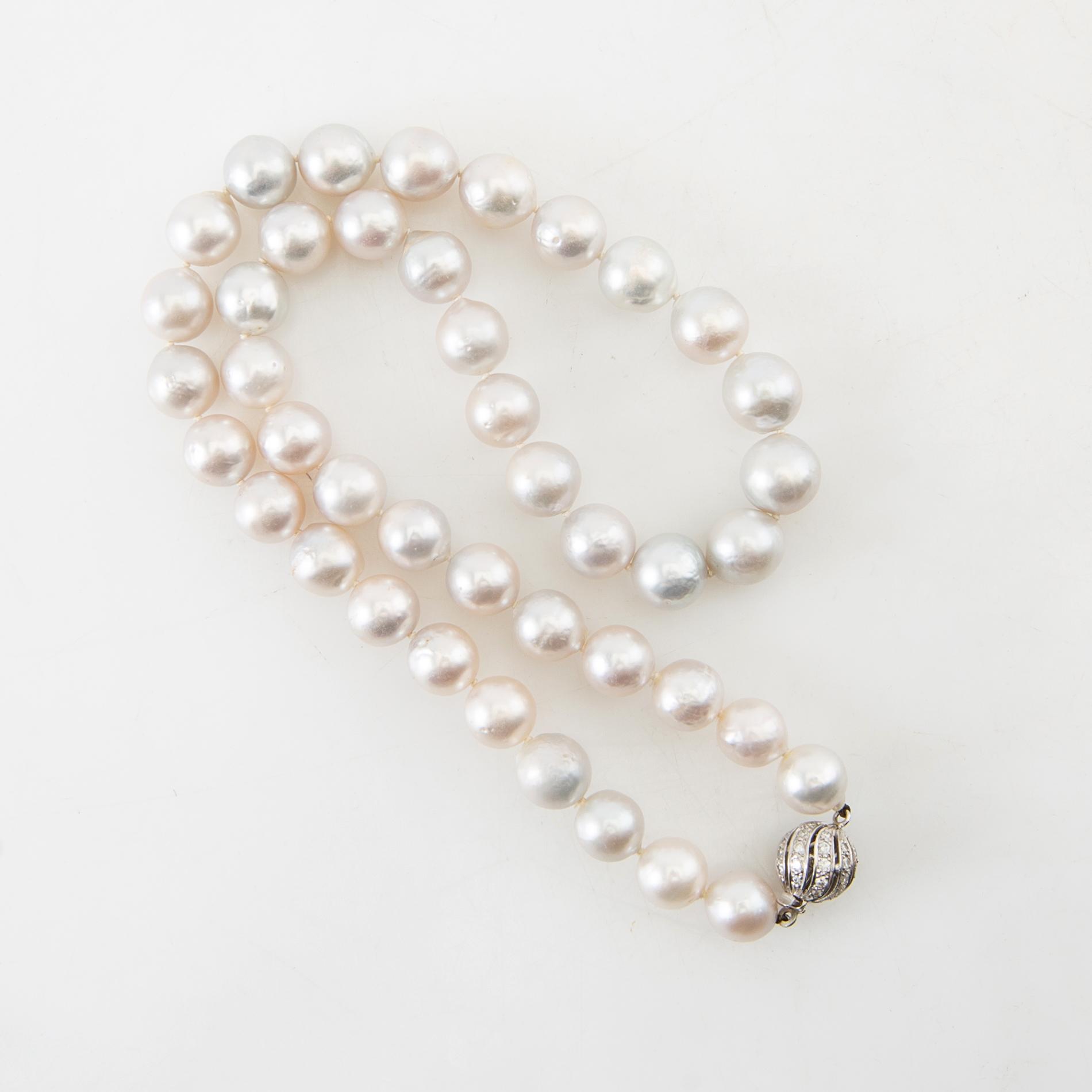 Necklace, 18K white gold and brilliant-cut diamonds and saltwater pearls.