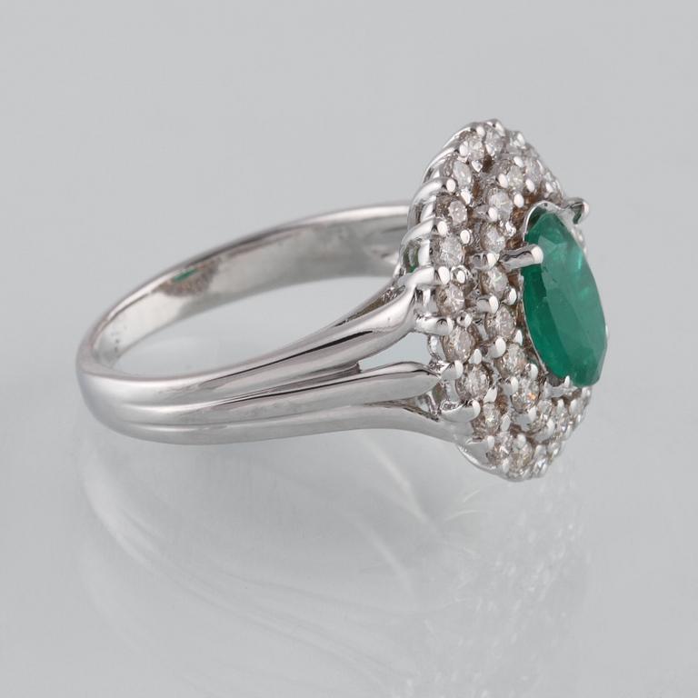 RING, 18K vitguld med ovalsslipad smaragd ca 1.66 ct samt briljantslipade diamanter ca 1.5 ct. Vikt 7,0 gram.