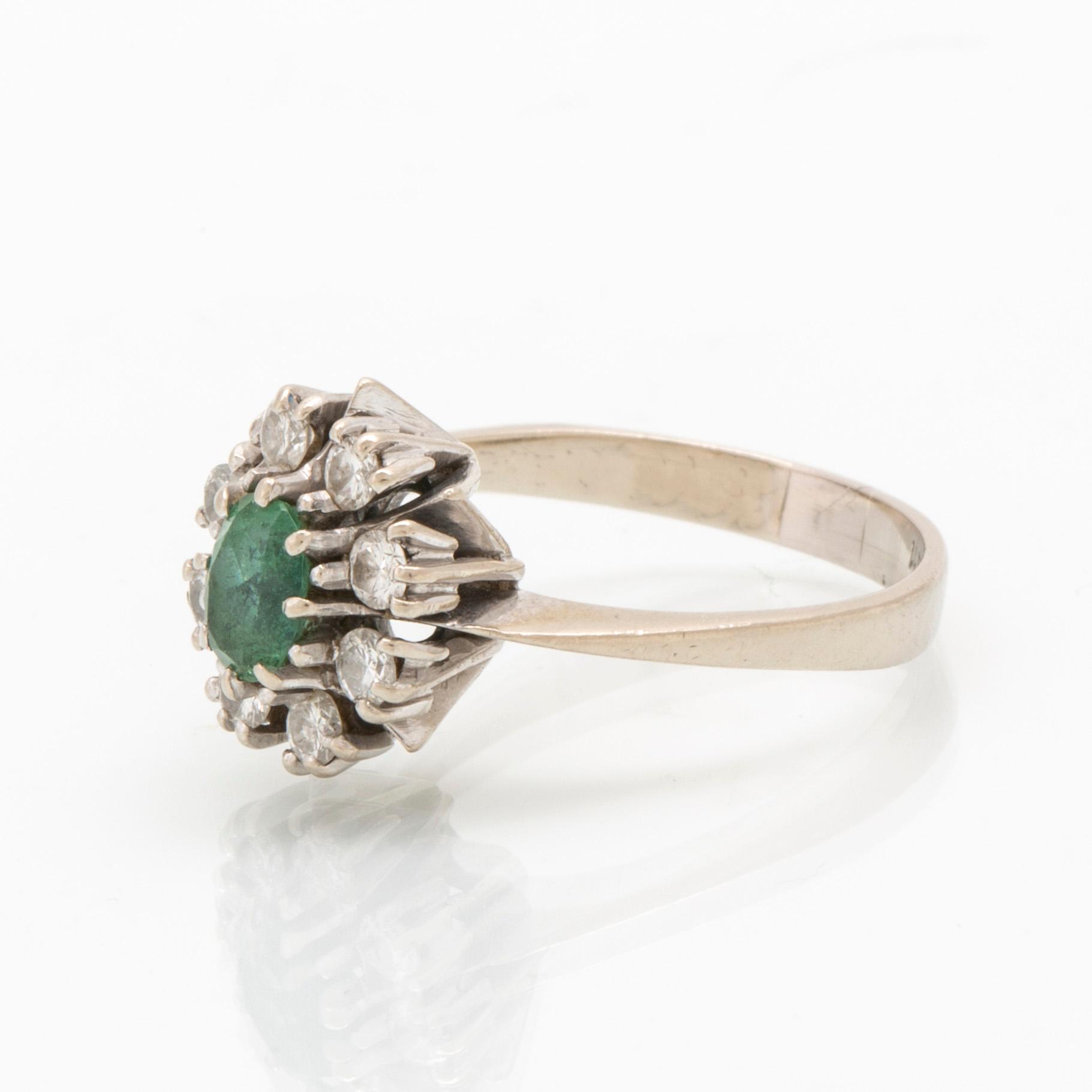 Ring carmosé 18K vitguld med oval fasetterad grön turmalin samt runda briljantslipade diamanter.