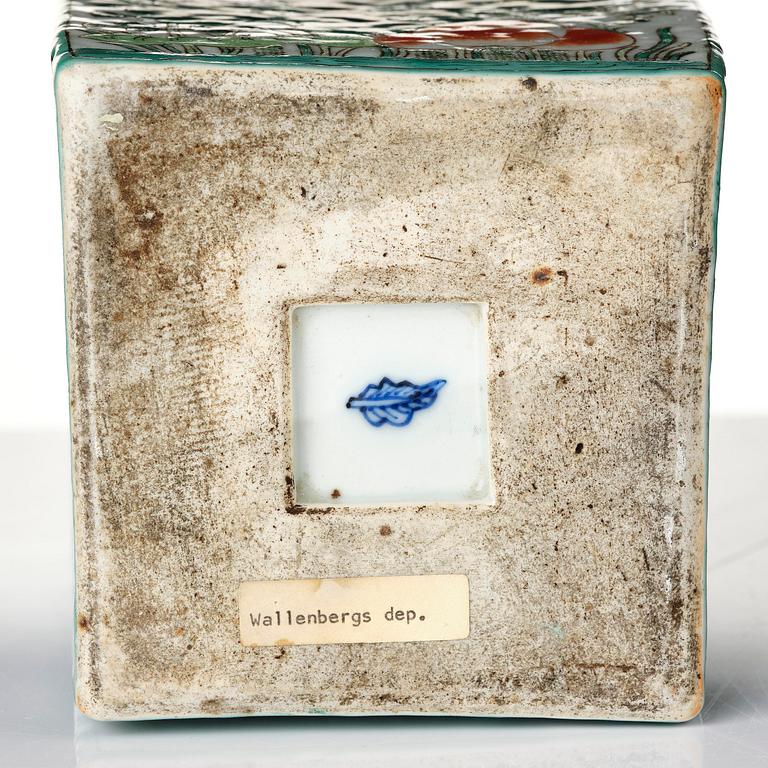 Vas, porslin. Qingdynastin, 1800-tal.