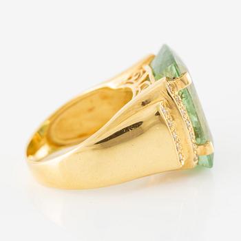 Ring, cocktail ring, 14K gold with green beryl and brilliant-cut diamonds.