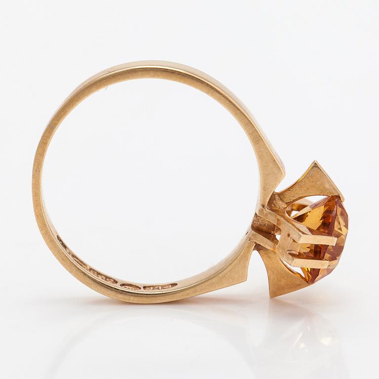 Ring, 14K guld och syntetisk safir. Alppikulta, Helsingfors 1962.