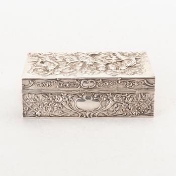 J. L SCHLINGLOFF, a german Hanau early 20th century silver box. Weight 400 gram.