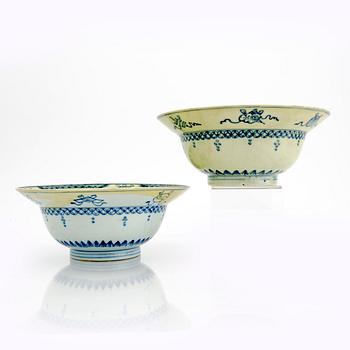 A pair of Qing Dynasty porcelain bowls.