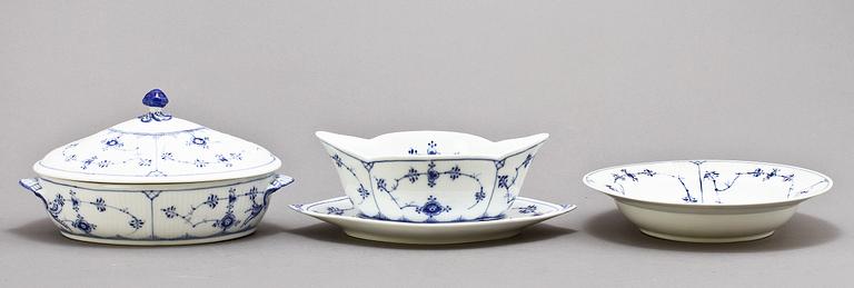 SERVISDELAR, 43 st, porslin, "Musselmalet", Royal Copenhagen.