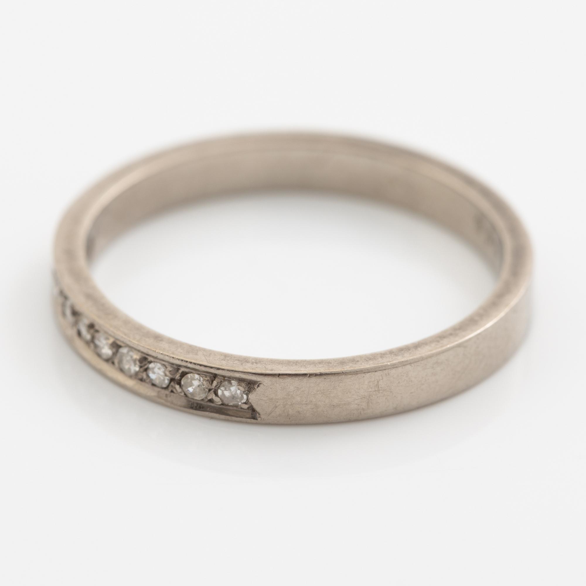 Ringar, 2 stycken, 18K vitguld med diamanter och smaragder.