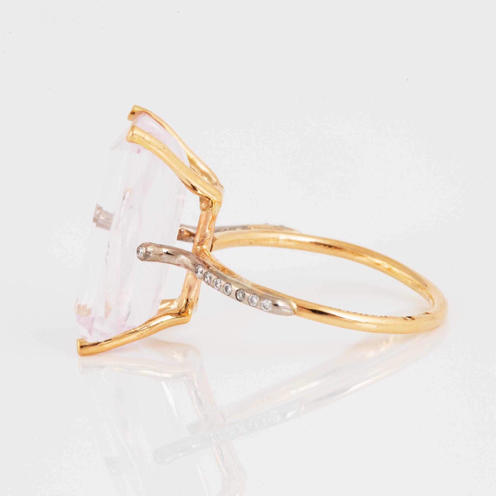 COCKTAILRING, med kunzit och briljantslipade diamanter.