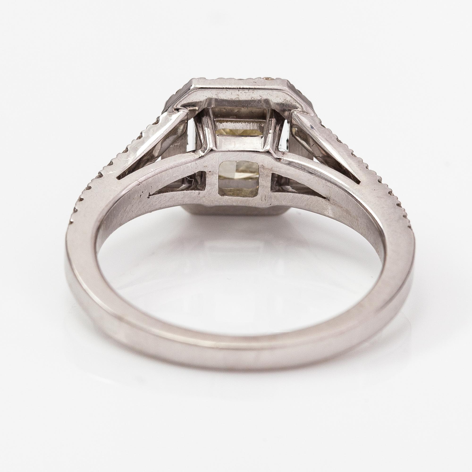 An 18K white gold ring with diamonds ca. 1.42 ct in total.