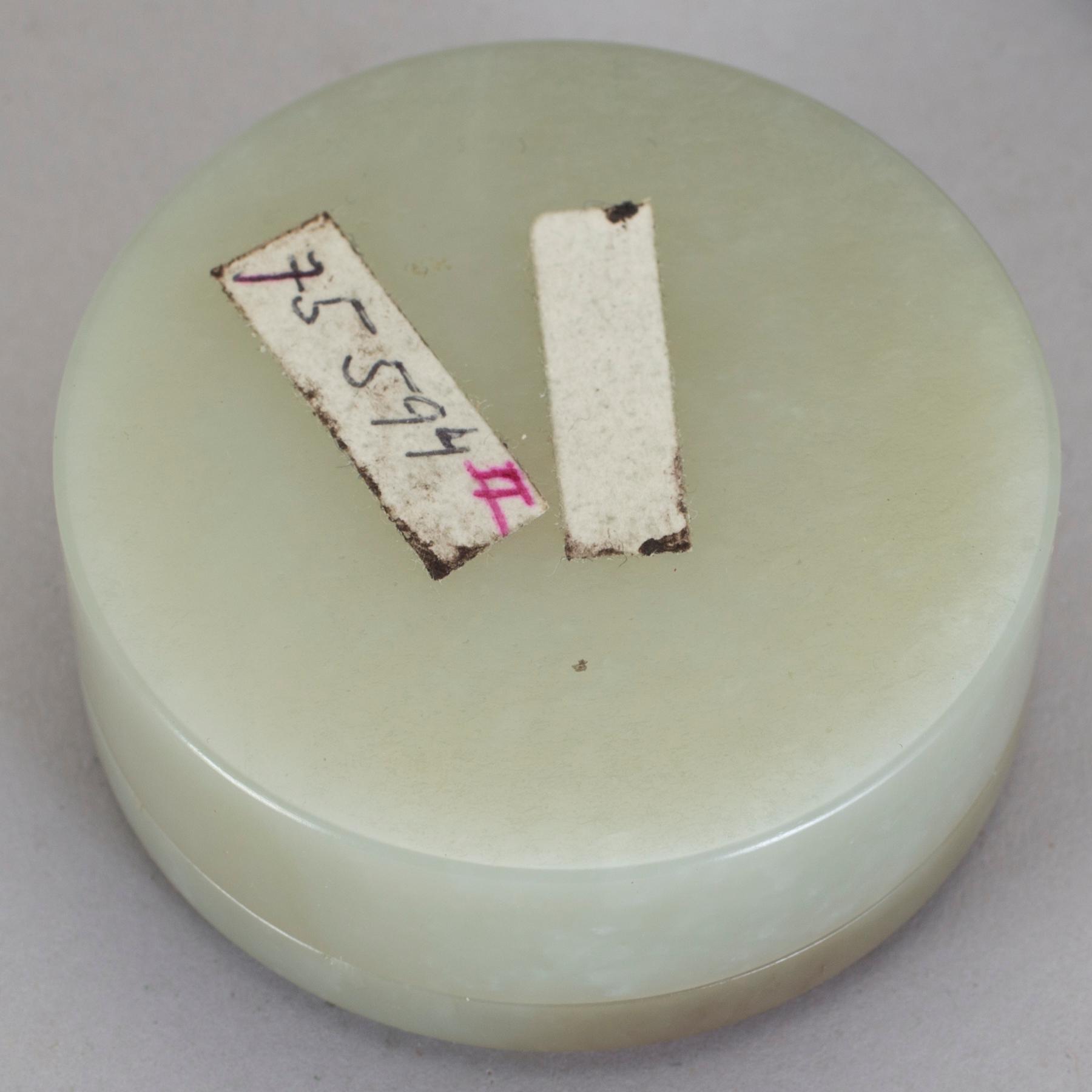 DOSA MED LOCK, nefrit, sent 1800-tal.