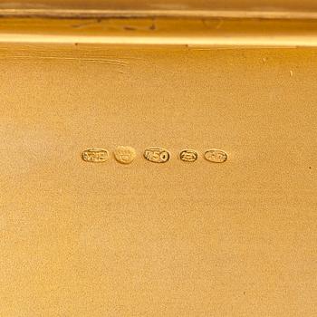 A cigarette case, 18K gold with a synthetic cabochon-cut sapphire. Import marked Wilhelm Pettersson, Turku 1961.