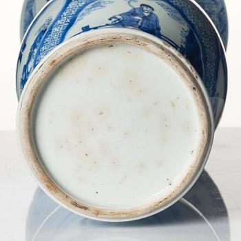 A blue and white vase, Qing dynasty, Kangxi (1662-1722).