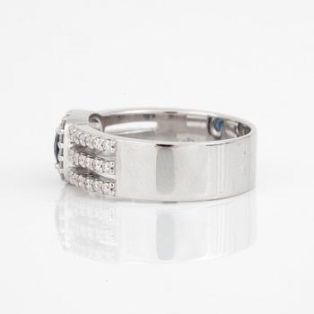 RING, 18K vitguld med safir ca 0.57 ct och briljantslipade diamanter totalt ca 0.34 ct. Total vikt ca 6,2 g.
