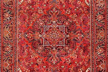 A Heriz patternd carpet, a.  295 x 207 cm.