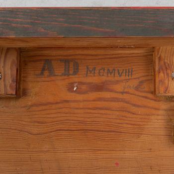 Sängbord, jugend, daterad AD 1908.