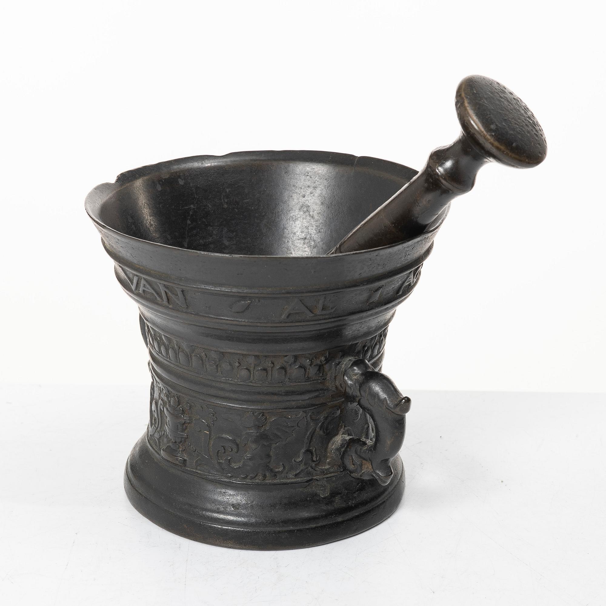 Mortar and pestle, dated 1600. Baroque.