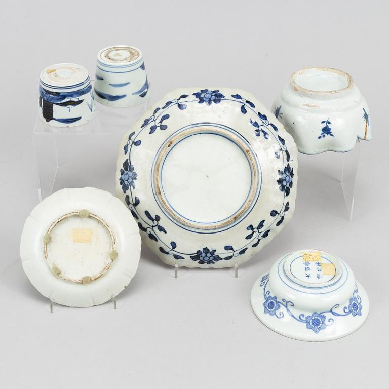 A group of Japanese porcelain, 18th-20th Century. (6 pieces).
