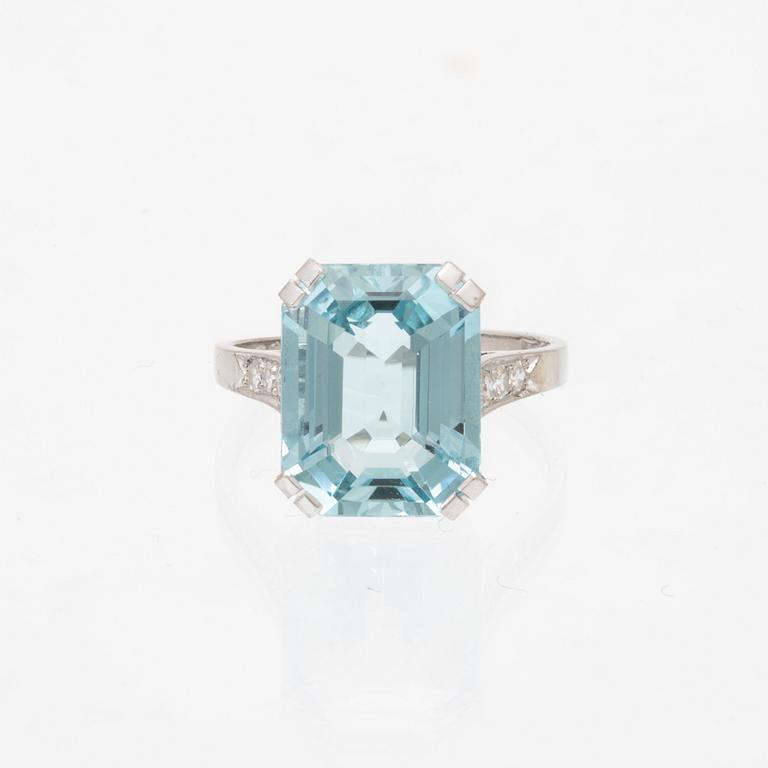 Ring platina med trappslipad akvamarin och enkelslipade diamanter CG Hallberg Stockholm 1948.
