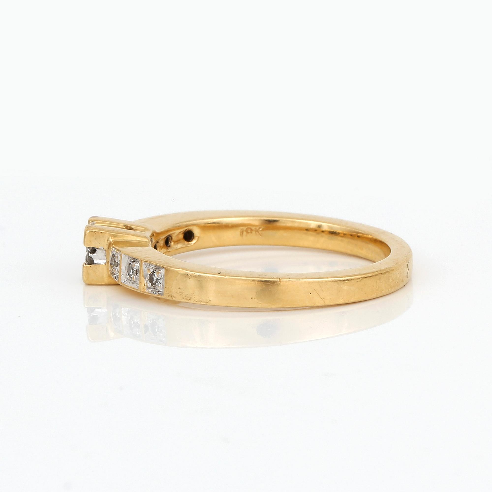 RING, 18K guld med åttkant och prinsesslipade diamanter, tot ca 0,26 ct. Total vikt ca 5,49 g.