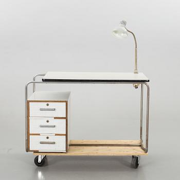 SKRIVBORD med fast monterad skrivbordslampa. Funkis-stil, 1950-60-tal.