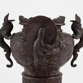 A large Japanese bronze censer, Meiji period (1868-1912).