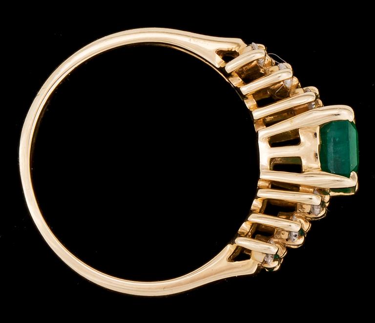 RING, emerald and round cut emeralds with brilliant cut diamonds, tot. app. 0.24 cts.