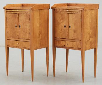 POTTSKÅP, ett par, gustaviansk stil, 1900-talets första hälft.