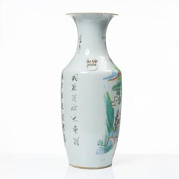 A Chinese porcelain vase, 20th century.