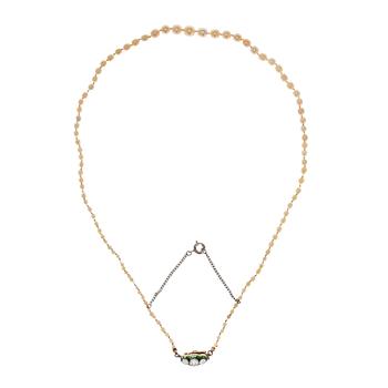 402. A NECLACE, oriental pearls 1,5 - 5 mm. Golden clasp with old cut diamonds c. 0.45 ct, emeralds. Early 1900 s.