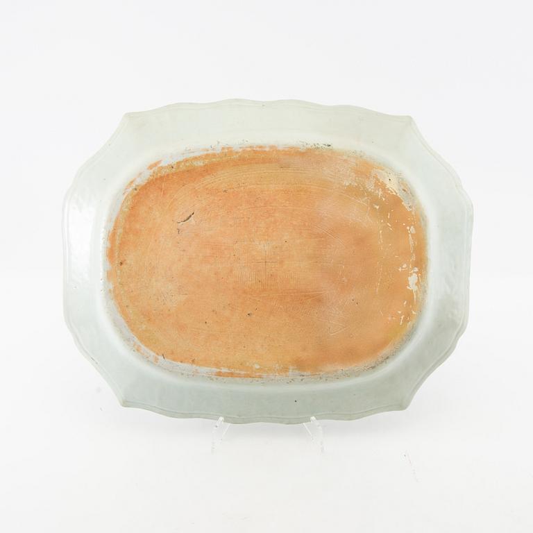 Uppläggningsfat, porslin.Kina, Qingdynastin, Qianlong (1736-95).