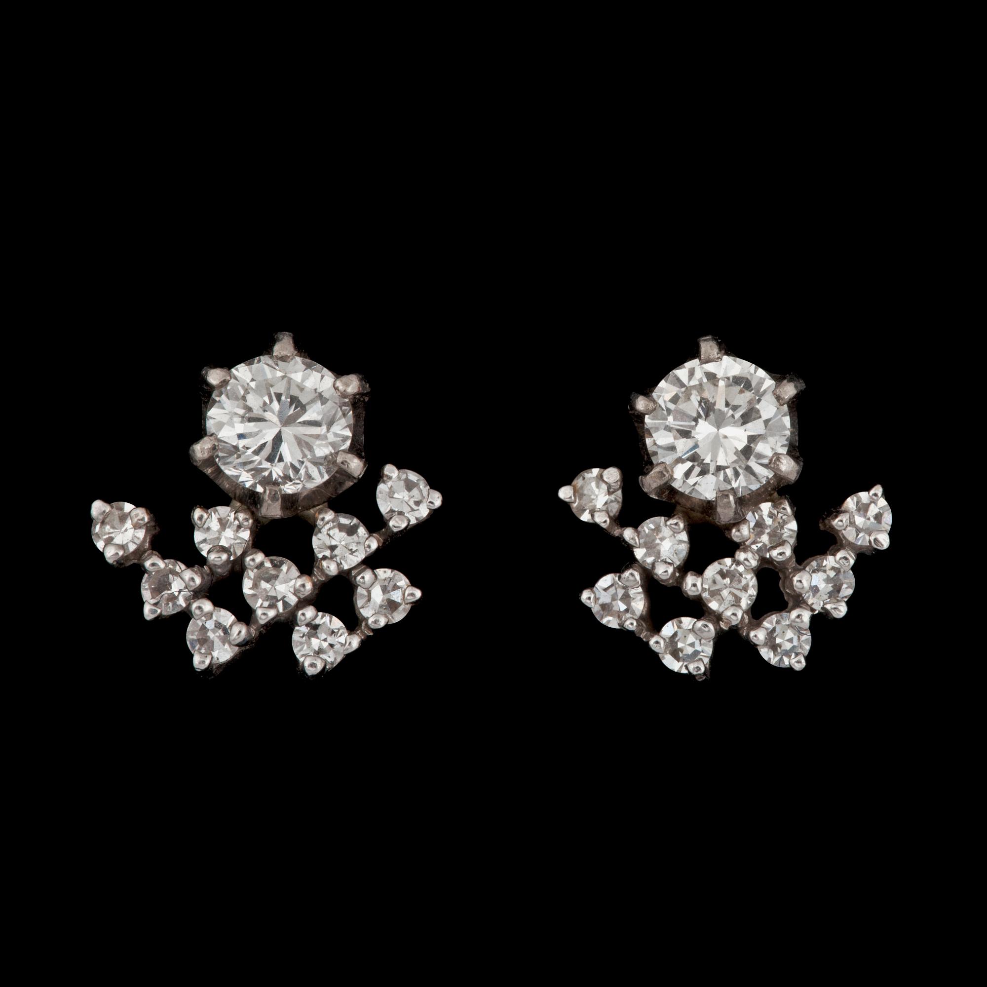 ÖRHÄNGEN med briljantslipade diamanter totalt ca 1.00 ct.