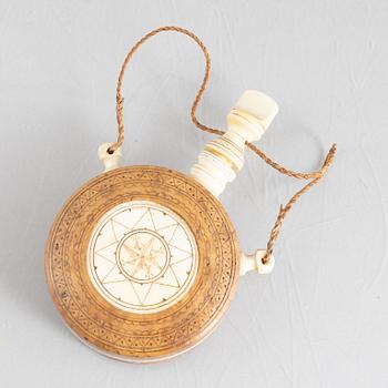 Sixten Lindberg, a birch and reindeer horn flask, signed and dated -80.