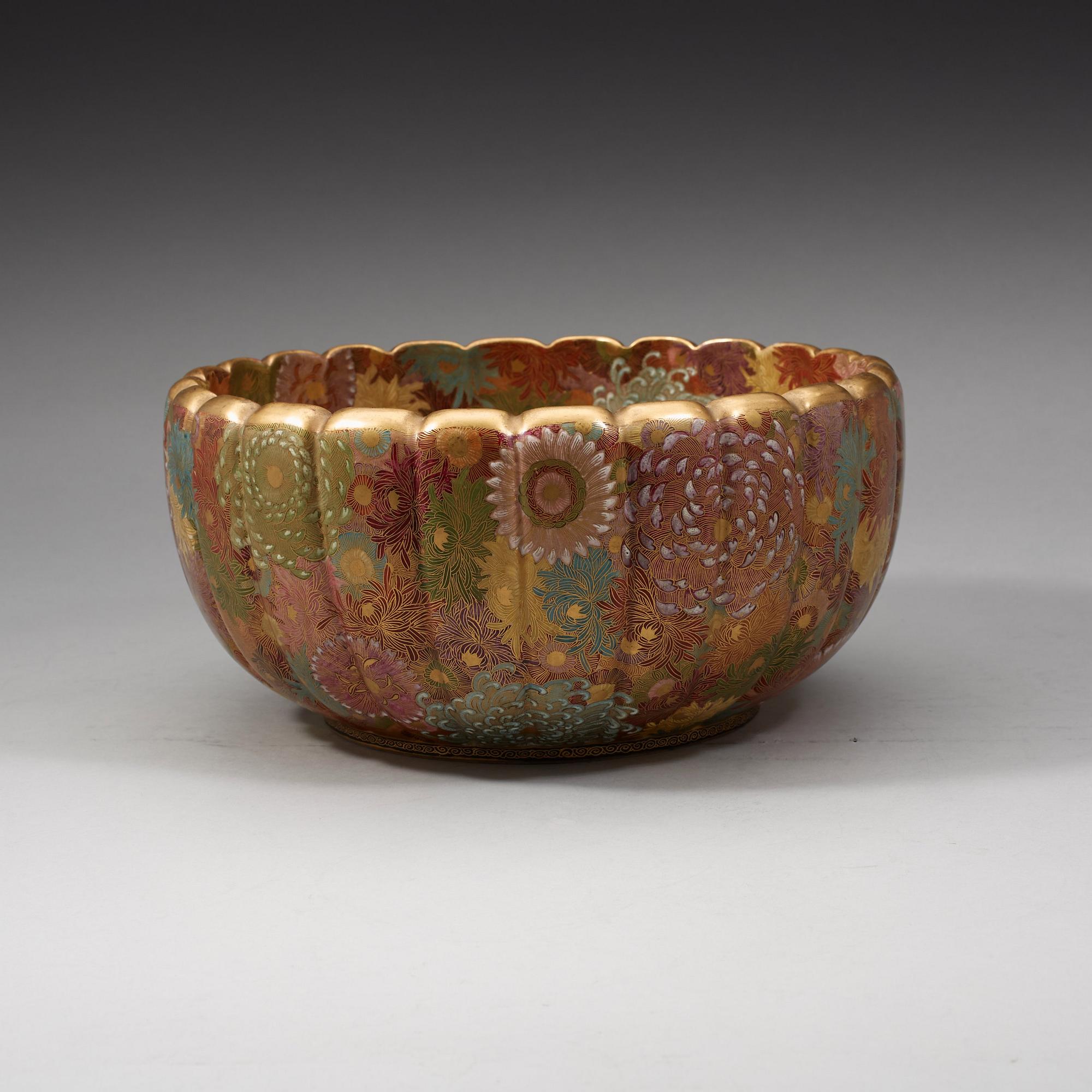 A large Japanese Satsuma bowl, Meiji period (1868-1912).