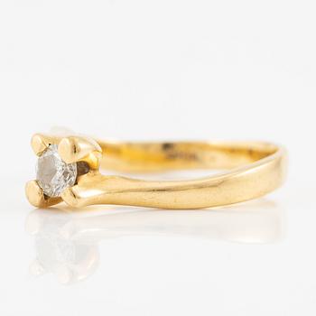 Ring, 18K guld med briljantslipad diamant.