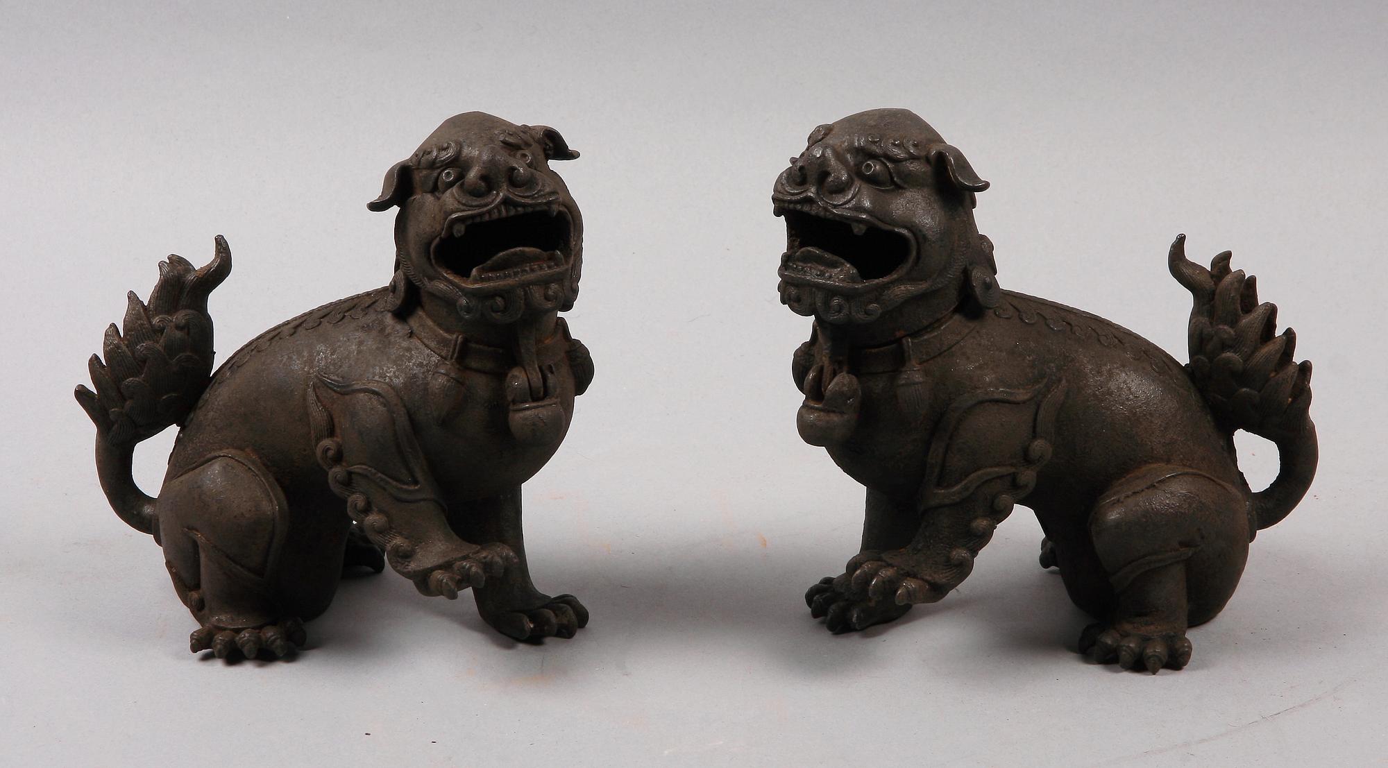 TEMPELLEJON, ett par, gjutjärn. Kina. 1900-tal.