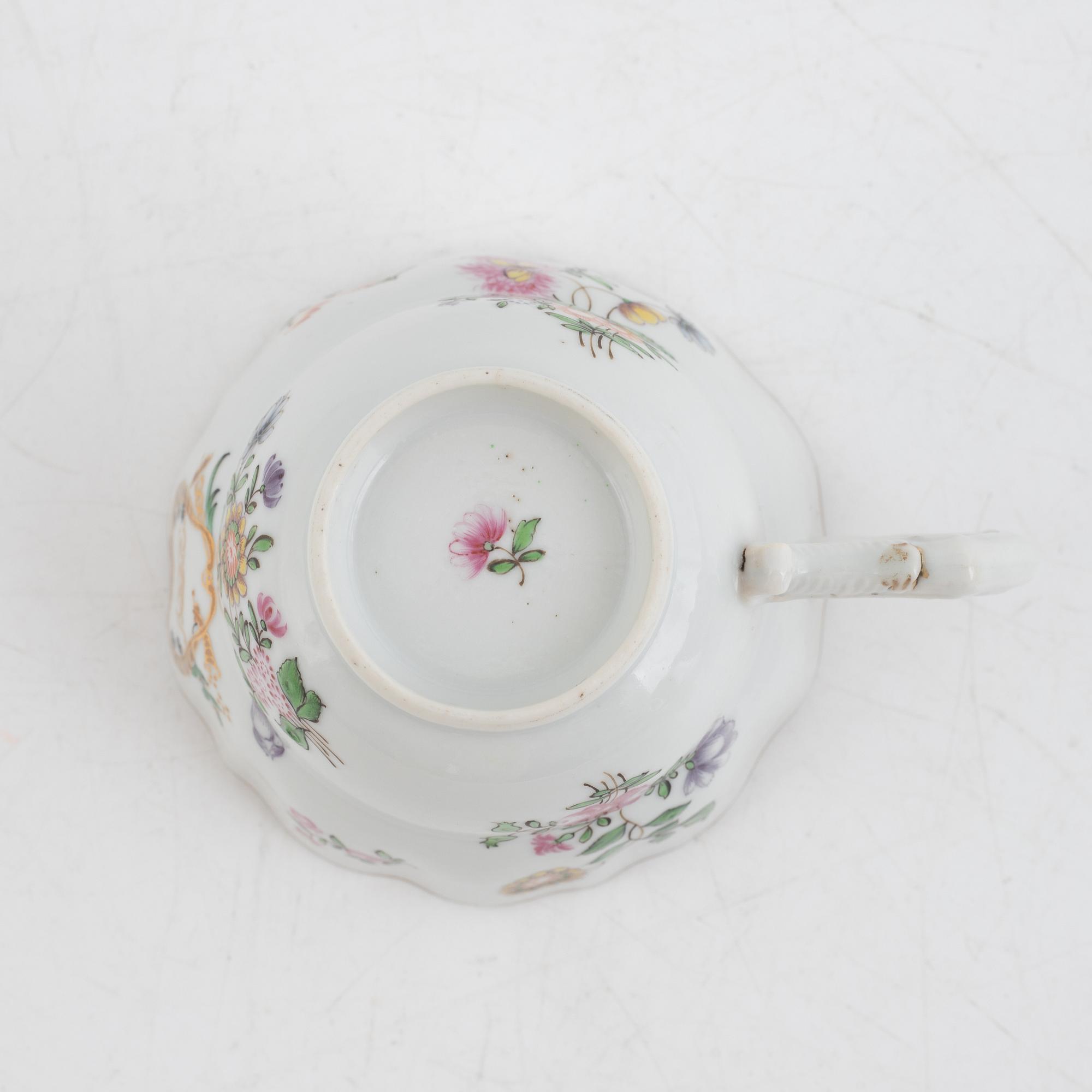 A Chinese porcelain tea service, 14 pieces, Qing dynasty, Qianlong (1736-95).