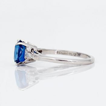 RING med diamanter samt en obehandlad kashmirsafir 2.25 ct enligt två certifikat från Gübelin.