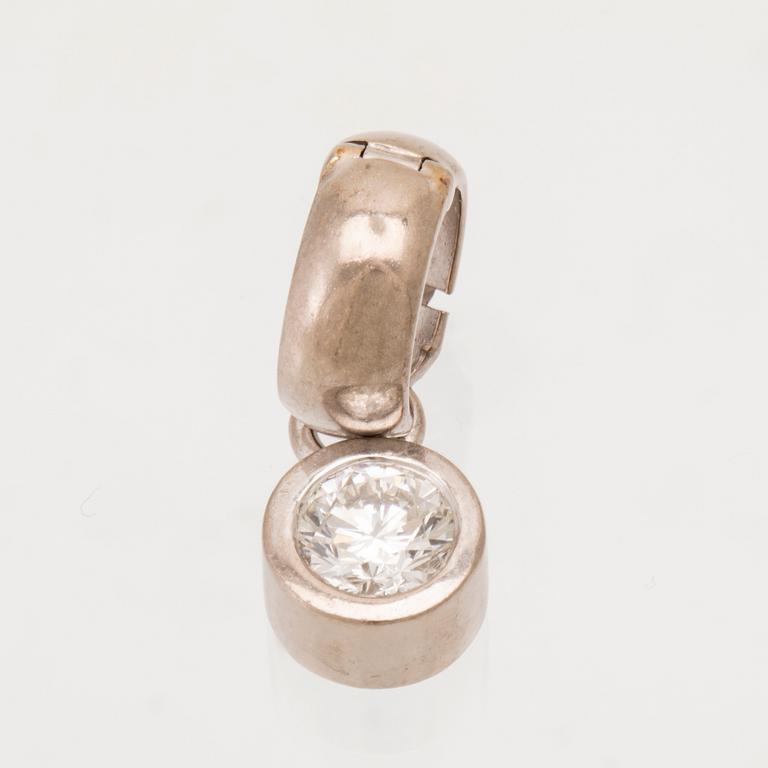 An 18K white gold pendant set with a round brilliant-cut diamond.