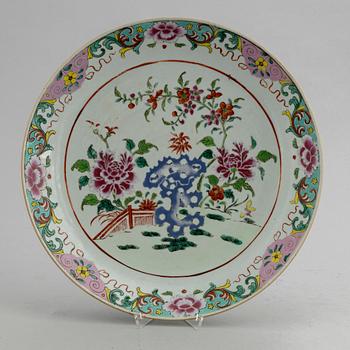 A famille rose dish, Qing dynasty, Qianlong (1736-95).