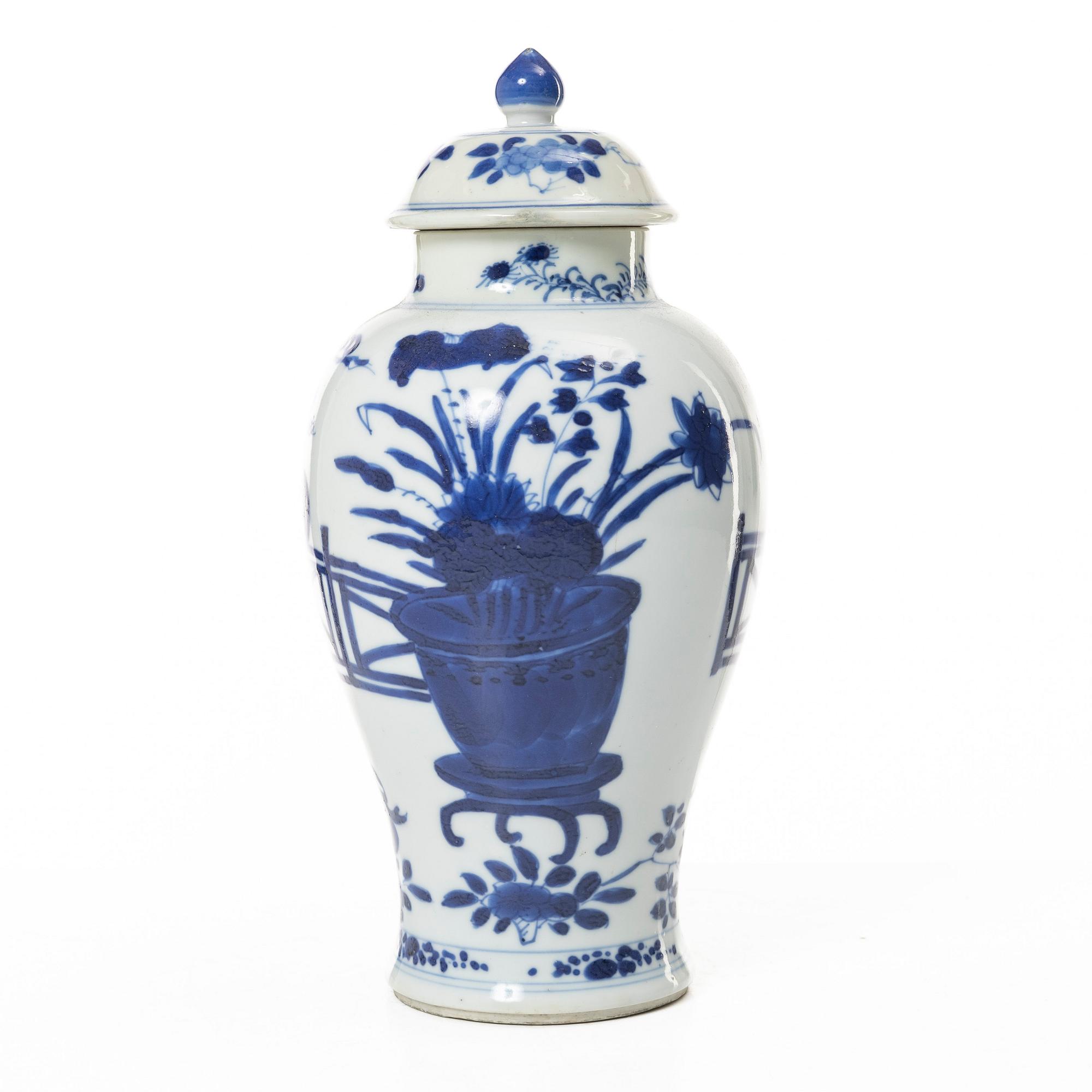 A Chinese blue and white porcelain vase with cover, Qing dynasty, Kangxi (1662-1722).