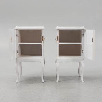 Sängbord, ett par, rokokostil, tidigt 1900-tal.